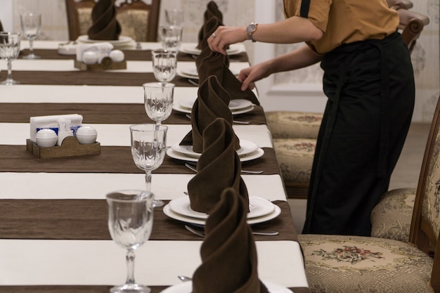 Jak zorganizować przyjęcie weselne w restauracji bez stresu?