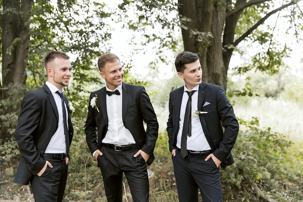 Garnitur ślubny z kamizelką czy bez – co wybrać na ten wyjątkowy dzień?