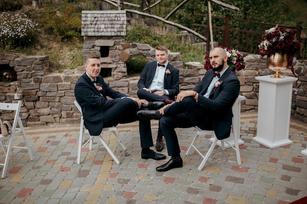 Gdzie siedzą świadkowie na ślubie i dlaczego to ma znaczenie?