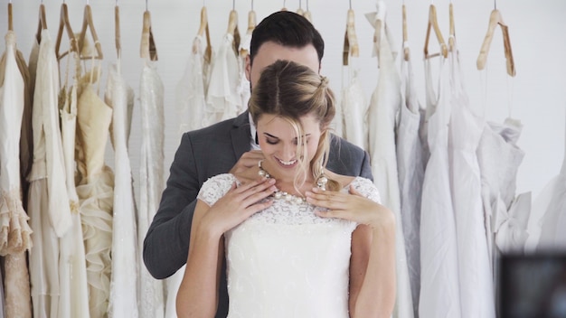 Jaka sukienka na ślub syna będzie odpowiednia dla mamy?