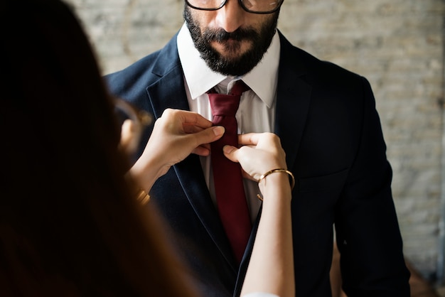 Jaki krawat do garnituru ślubnego wybrać?