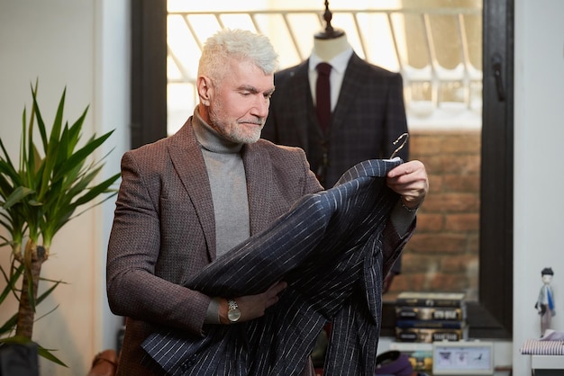 Jak dobrać garnitur dla pana młodego, by podkreślić jego styl?