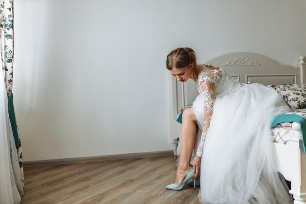 Jak klękać w sukni ślubnej podczas ceremonii?