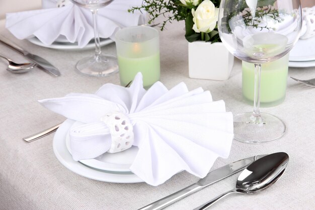 Jak nakryć stół weselny, by zachwycić gości?