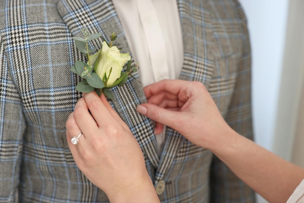 Jak przypiąć butonierkę, by wyglądała elegancko?