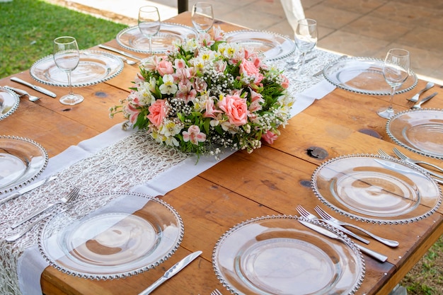 Jak ustawić stoły na sali weselnej, by goście czuli się swobodnie?