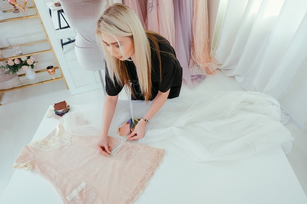 Jak uszyć sukienkę ślubną i uniknąć najczęstszych błędów?