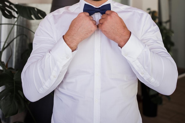 Jaka koszula na ślub sprawdzi się podczas letniej ceremonii?