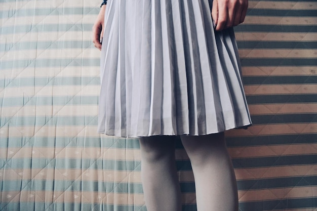 Jaki kolor rajstop do szarej sukienki wybrać?