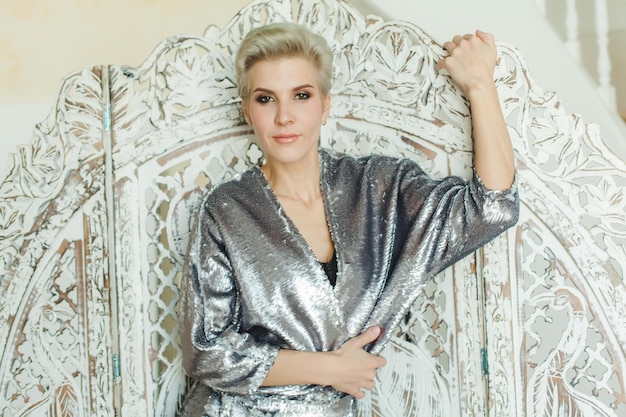 Jaki szal do srebrnej sukienki wybrać na wyjątkową okazję?