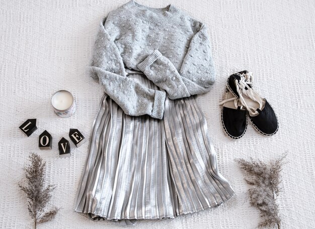 Jakie dodatki do popielatej sukienki sprawdzą się na wyjątkowe okazje?