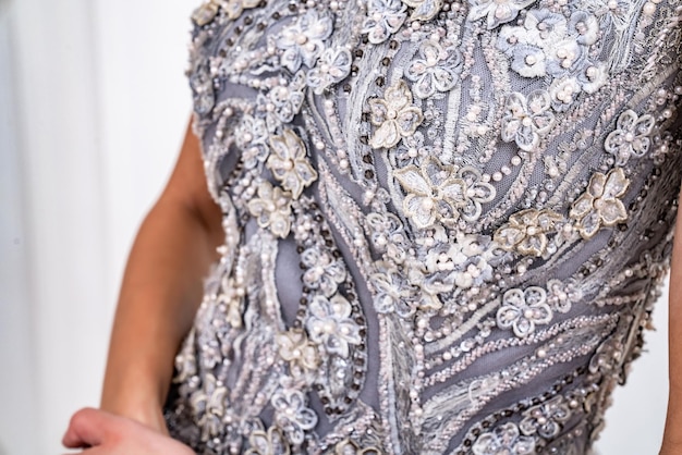 Jakie dodatki do srebrnej koronkowej sukienki wybrać na wyjątkową okazję?