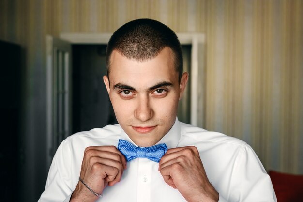 Pan młody krawat czy mucha – co wybrać na ślub?