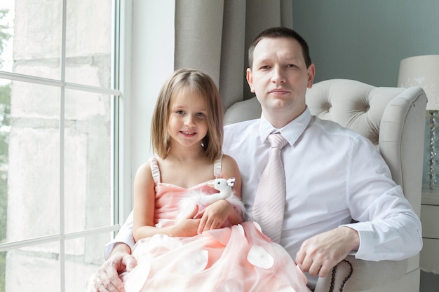 Jak ma się ubrać ojciec na ślub córki, by czuć się swobodnie i elegancko?