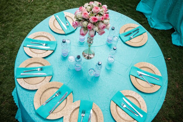 Jak usadzić gości weselnych przy okrągłych stołach, by wszyscy czuli się swobodnie?