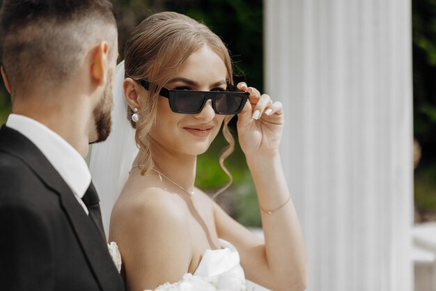 Jakie okulary do sukni ślubnej wybrać?