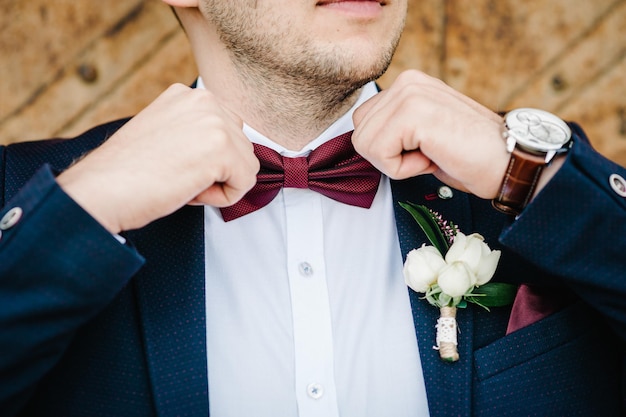 Krawat czy mucha na wesele jako gość?