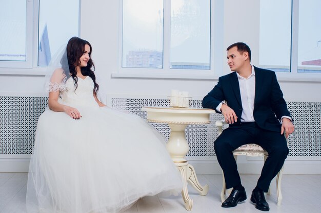 Kto siedzi obok pary młodej podczas wesela?