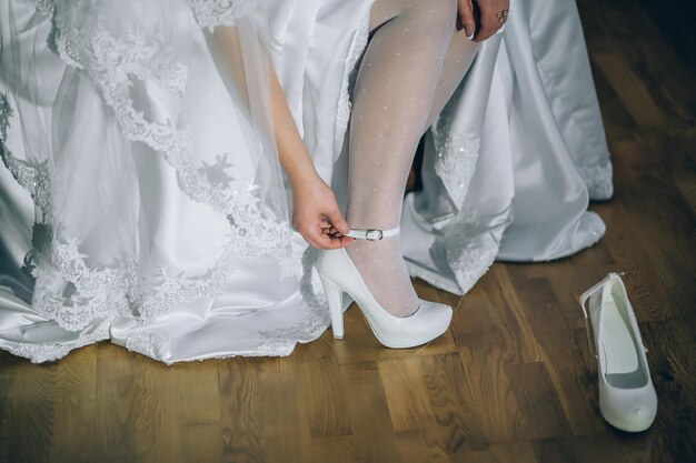 Pończochy ślubne białe czy cieliste – które wybrać do swojej kreacji?