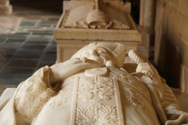 Suknia empirowa jak wygląda i czym się wyróżnia?