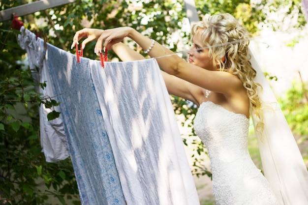 Jak prać suknię ślubną, aby nie straciła swojego uroku?