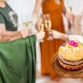 Jak usadzić gości na urodzinach, żeby wszyscy czuli się swobodnie?