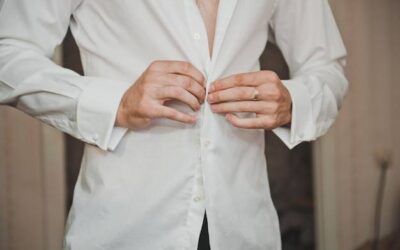 Jaka koszula do sukienki ecru sprawdzi się na różne okazje?