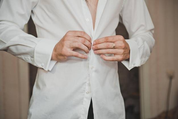 Jaka koszula do sukienki ecru sprawdzi się na różne okazje?