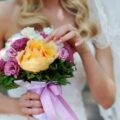 Jaki bukiet do sukni ślubnej wybrać, by podkreślić jej charakter?