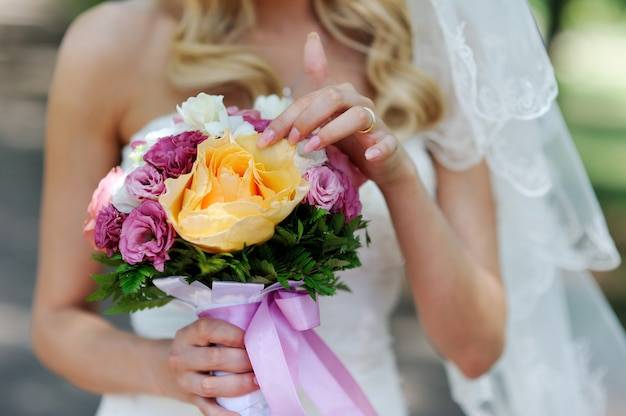 Jaki bukiet do sukni ślubnej wybrać, by podkreślić jej charakter?