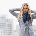 Jaki szal do szarej sukienki będzie najbardziej uniwersalny?