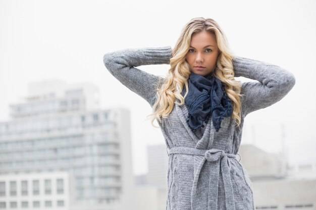 Jaki szal do szarej sukienki będzie najbardziej uniwersalny?