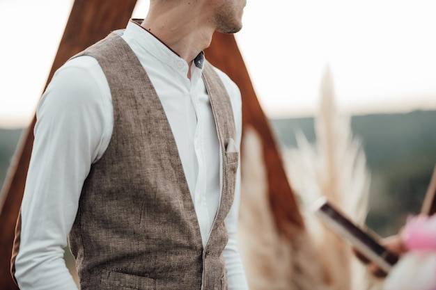 Jakie koszule na wesele sprawdzą się latem?