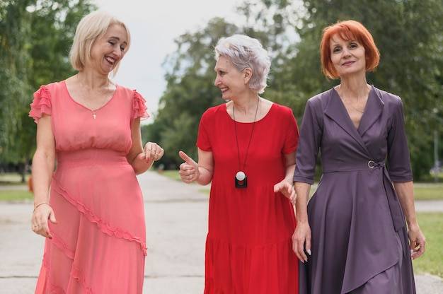 Jakie sukienki po 50 roku życia podkreślają styl i wygodę?