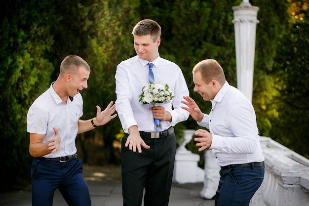 Na wesele w krawacie czy bez – co wypada założyć?