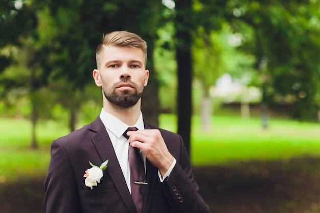 Czy garnitur w kratę pasuje na ślub?