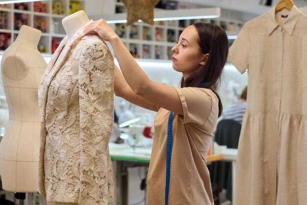 Ile kosztuje sukienka na miarę i od czego zależy cena?