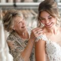 Jak ubrać mamę na ślub córki, by czuła się wyjątkowo?