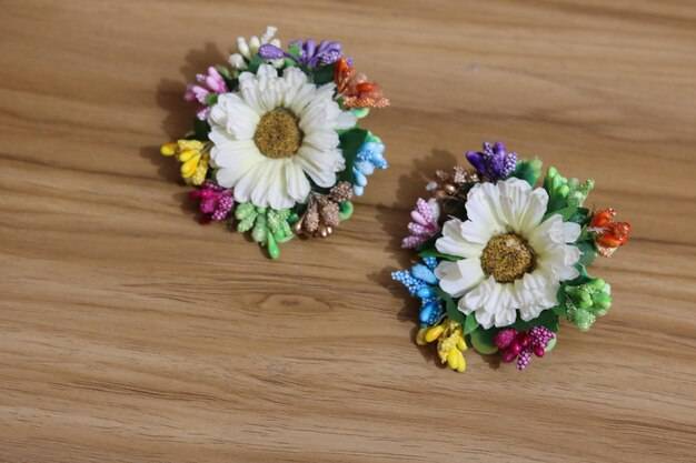 Jak wpiąć butonierkę, by prezentowała się elegancko?