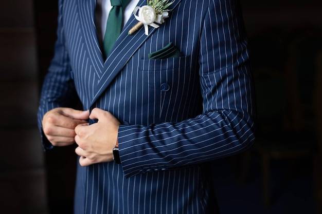 Jaka mucha do granatowego garnituru ślubnego będzie najlepszym wyborem?