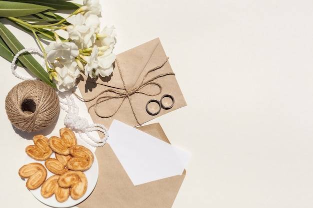 Kto płaci za zaproszenia ślubne i dlaczego to wciąż budzi wątpliwości?