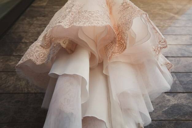 Suknia ślubna tiul czy muślin – co warto wybrać?