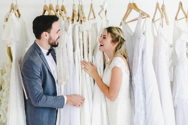 Czy pan młody może widzieć suknię ślubną przed ślubem?