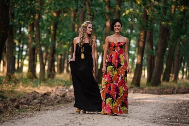 Co na wierzch do długiej sukienki latem i jesienią?