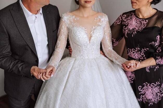 Co ubrać na sukienkę weselną podczas chłodniejszego wieczoru?