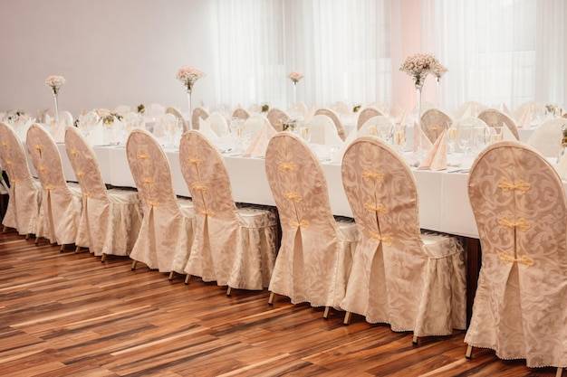 Gdzie siedzi świadek na weselu i dlaczego to ważne?