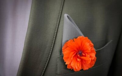 Jak przyczepić butonierkę do marynarki, by wyglądała elegancko?