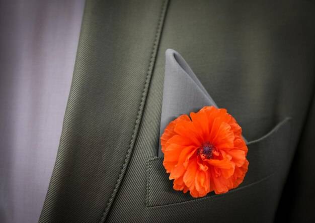 Jak przyczepić butonierkę do marynarki, by wyglądała elegancko?