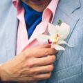 Jak przypiąć kwiat do butonierki, by prezentował się elegancko?