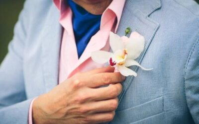 Jak przypiąć kwiat do butonierki, by prezentował się elegancko?